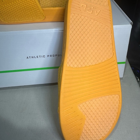 645. NEW SIZE 11 APL Bright Yellow Slide Sandals - Picture 4 of 5